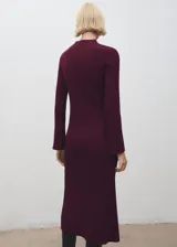 Vestido midi de tejido de punto acanalado, color bordó, con cuello perkins, mangas largas acampanadas y diseño entallado.