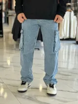 Pantalón cargo de jean azul claro, con bolsillos laterales en las piernas y corte holgado.