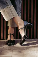 Zapatos de charol color bordó, con diseño tipo T-bar, punta cuadrada y tacón bajo de 4 cm.