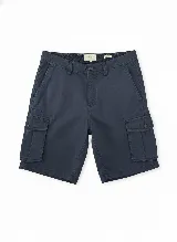 Bermuda cargo de color azul marino, con bolsillos laterales amplios con solapa y cierre de botón, bolsillos frontales y cierre de cremallera con botón.