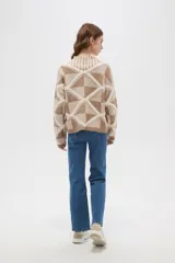 Sweater de punto con diseño geométrico de rombos en tonos beige y marrón, cuello alto tipo polera y mangas largas.