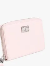 Billetera Tommy Jeans color rosa con cierre de cremallera, múltiples ranuras interiores para tarjetas, bolsillo interior con cremallera y logo de la marca en la parte delantera.