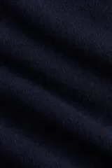 Remera corta de punto suave azul marino, con cuello redondo acanalado, mangas cortas y ribetes blancos en contraste en el cuello, costuras de las mangas y puños.
