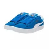 Championes Puma Suede XL de gamuza en color azul, con franja lateral blanca y suela de goma blanca.