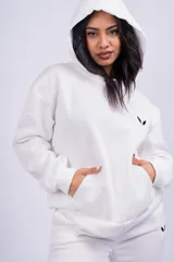 Canguro blanco con capucha, bolsillos laterales y logo pequeño bordado en negro en el pecho.