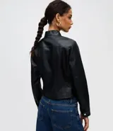 Campera de cuero sintético (PU) color negro, con cuello alto y cierre frontal de cremallera. Presenta bolsillos laterales con cierre, recortes pespuntados decorativos y botón a presión en el cuello. Marca Blue Steel.