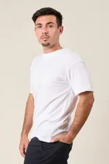 Remera gris de corte clásico y mangas cortas.