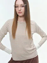 Remera de manga larga con cuello redondo, confeccionada en tejido de algodón con estampado de rayas horizontales finas en tonos gris y azul.