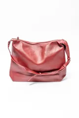 Bolso de hombro de cuero con textura granulada, diseño estructurado y cierre superior con tirador de cuero. Cuenta con una correa ajustable y detalles de costuras reforzadas en la base.