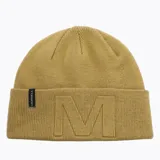 Gorro tipo beanie de punto color mostaza con diseño de doble capa. Presenta una letra M bordada en relieve en la parte frontal y una etiqueta lateral con el logo de la marca Merrell.