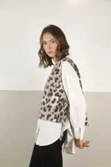 Chaleco corto con estampado animal print, diseño abierto en los laterales con ajuste mediante lazos, confeccionado en tejido de textura suave.