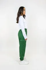 Pantalón tipo babucha estilo cargo color verde, con cintura y puños elásticos, bolsillos laterales funcionales y corte holgado.