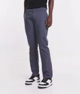 Pantalón skinny negro de sarga con elastano, estilo social, con cierre de botón y cremallera, y cintura con trabillas.