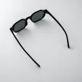 Lentes de sol Casimiro con armazón de policarbonato carey y cristales marrones claros. Presentan detalles metálicos dorados en las bisagras.
