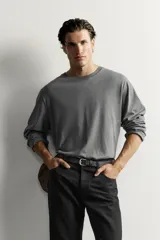 Remera manga larga blanca de corte relaxed fit, con cuello redondo y diseño liso de algodón.