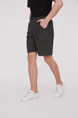 Bermuda de corte recto y diseño minimalista, confeccionada en tejido técnico de poliéster. Presenta cintura elástica con cierre de botón frontal, bolsillos laterales y un bolsillo pequeño adicional en el lateral izquierdo.