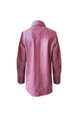 Camisa de cuero color borgoña, de corte recto, con cuello clásico, cierre frontal con botones, dos bolsillos con solapa en el pecho y bordado al tono en uno de ellos.