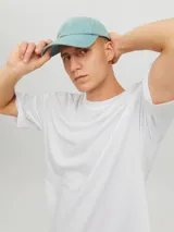 Camiseta blanca de manga corta y cuello redondo, corte holgado.