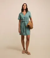 Vestido corto de Marfinno confeccionado en viscosa, con escote en V, mangas cortas y cierre frontal tipo gota. Incluye trabillas y un cinturón de tela ajustable con detalle de abalorios en los extremos.
