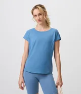 Remera deportiva Get Over de microfibra texturizada azul, de manga corta con corte clásico y costuras laterales a contratono.