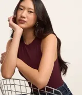 Body color marrón, sin mangas, con cuello halter y cierre en la entrepierna.