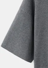Chaleco de punto gris oscuro, de corte amplio, con escote redondo y mangas cortas.