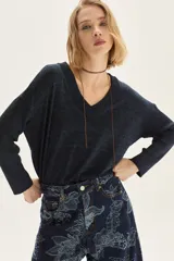 Jean de pierna ancha color azul oscuro con estampado floral en azul claro.