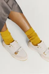 Zapatillas Hoff modelo Walkman, color blanco con detalles en beige y amarillo.