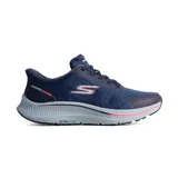 Championes deportivos Skechers modelo Go Run Consistent 2.0, color azul marino con entresuela gris y detalles en coral. Presentan tecnología Slip-ins para un calce fácil, parte superior de malla técnica transpirable, amortiguación Ultra Light en la entresuela y plantilla Air-Cooled Memory Foam.