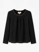 Remera de manga larga con frente de lino y espalda de algodón, cuello redondo con detalle de costura en contraste y alforzas en el delantero. Presenta un corte recto con pequeñas aberturas laterales en el ruedo.