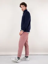 Sweater azul marino de punto inglés con medio cierre y cuello alto. Tiene corte regular fit y logo bordado en el pecho.