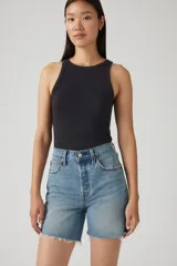 Short de jean celeste con tiro alto, corte a la rodilla y terminación desflecada.