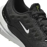 Championes Nike Air Winflo 9 Shield negros con detalles en blanco y verde lima.
