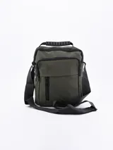 Bandolera verde militar con correa ajustable negra, cierre superior y bolsillos frontales con cremallera.