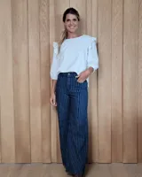 Pantalón de jean estilo wide leg con costuras verticales frontales, tiro alto y bolsillos laterales.