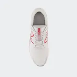Championes de running New Balance 420 v2, color gris claro con logo lateral en rojo. Presentan una capellada de malla transpirable con refuerzos sintéticos, entresuela de EVA moldeada para amortiguación ligera y suela de goma.