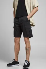 Short cargo negro de Jack & Jones, corte regular, con bolsillos laterales y cierre con cremallera.
