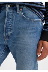 Jean de hombre marca Levi's modelo 501 Slim Taper, color azul medio, de tiro medio y corte slim.