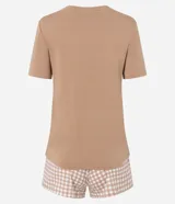 Conjunto de pijama compuesto por una remera de manga corta color beige con estampado frontal de Snoopy y un short a cuadros vichy con cintura elástica.