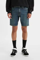 Bermuda de jean azul de calce slim, tiro medio y largo a la rodilla.