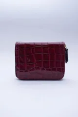 Billetera tipo sobre color borgoña con textura símil cocodrilo, 100% cuero, con forro textil rojo. Múltiples ranuras para tarjetas, documentos y billetes.