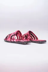 Sandalias planas con capellada de algodón estampada con diseño batik en tonos rosa y negro. Suela de neumáticos reciclados.