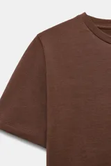 Camiseta corta de color amarillo pastel, con cuello redondo y mangas cortas de ajuste slim.