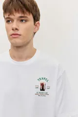 Remera blanca de algodón con cuello redondo, manga corta y pequeño estampado en el pecho.