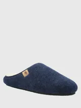 Pantuflas de fieltro color azul marino, con diseño tipo sueco, interior forrado en corderito sintético y suela plana.