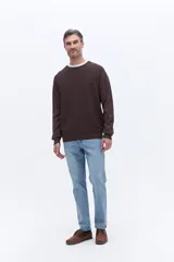 Sweater de cuello redondo con frente texturizado y mangas y espalda lisas. Confeccionado en algodón, presenta un diseño versátil ideal para usar en capas.