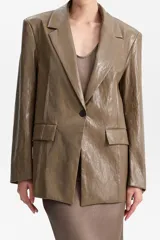 Blazer de mujer color verde oliva con acabado de cuerina arrugada. Presenta solapas de muesca, cierre frontal de un solo botón negro y bolsillos de parche delanteros.