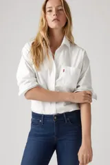 Jeans ajustados Levi's modelo 711 Skinny, tiro medio, en color azul oscuro lavado.