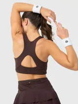 Top deportivo de color marrón chocolate con escote redondo, espalda con tirante central grueso y sujetador integrado con almohadillas removibles.