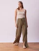 Pantalón wide leg color oliva con cintura elastizada y cordón ajustable.